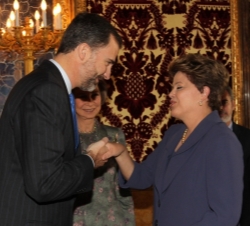 Su Alteza Real el Príncipe de Asturias saluda a la Sra. Dilma Rousseff